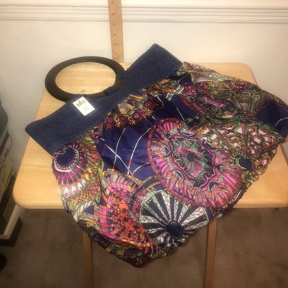 Cloth purse with wood handles. - Picture 4 of 5